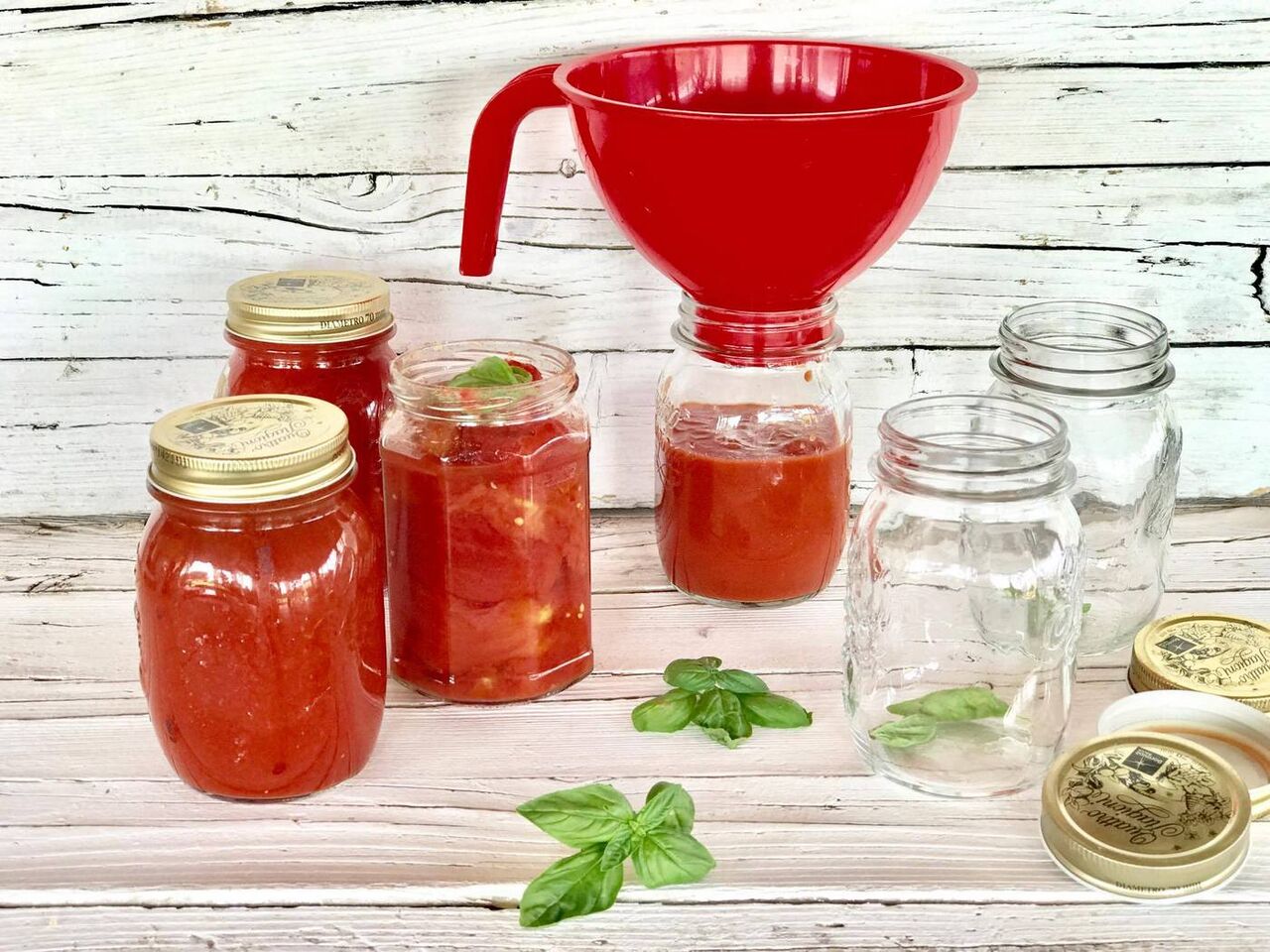 Imbottigliare la passata di pomodoro
