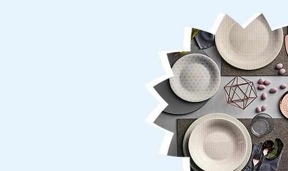 Servizi di piatti, posate e bicchieri per la tavola